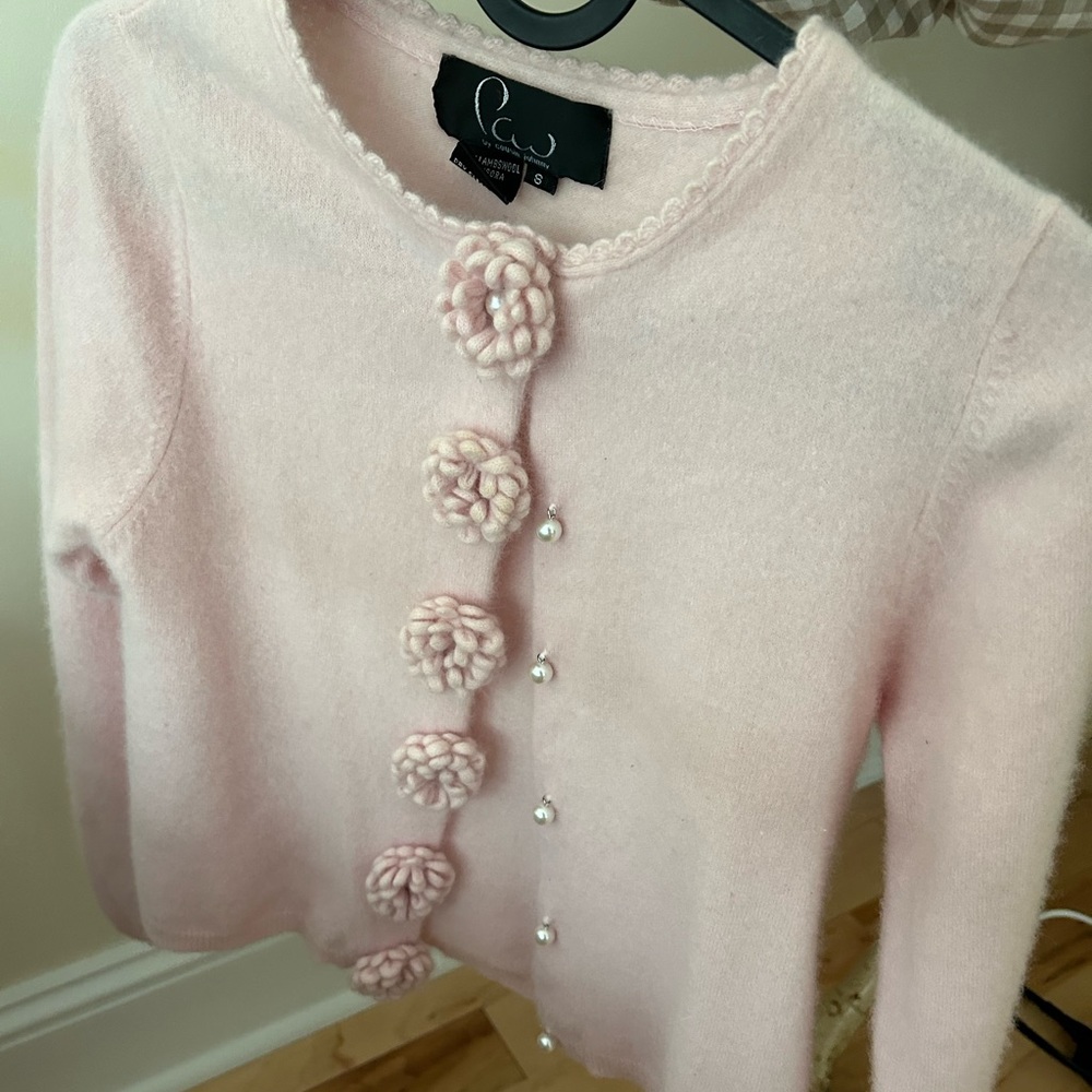 Small cashmere cropped sweater with pearl buttons. Soft and comfortable fit.